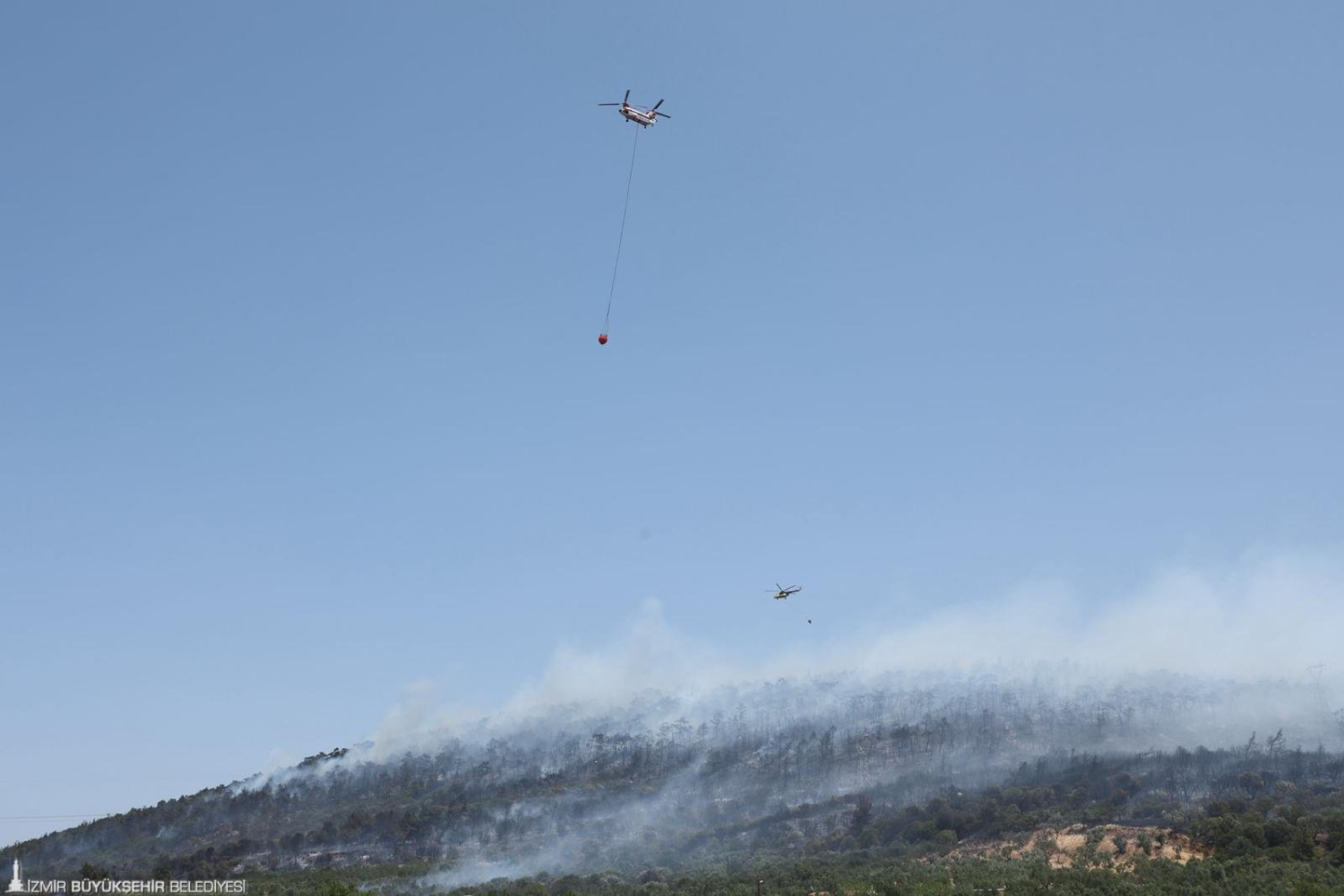Başkan Tugay Foça'da yangın bölgesinde